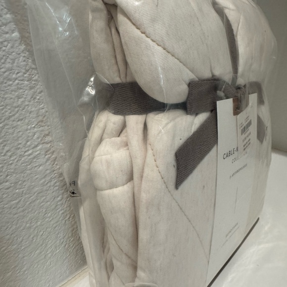 Anthropologie Soft cable Knit Pillow Cover in Cream - Picture 10 of 13